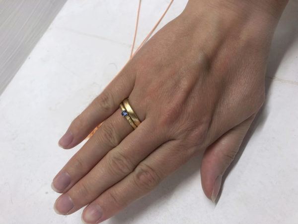 Ring mit Safir vom Goldschmied, geschmiedeter Ring Safira an der Hand getragen