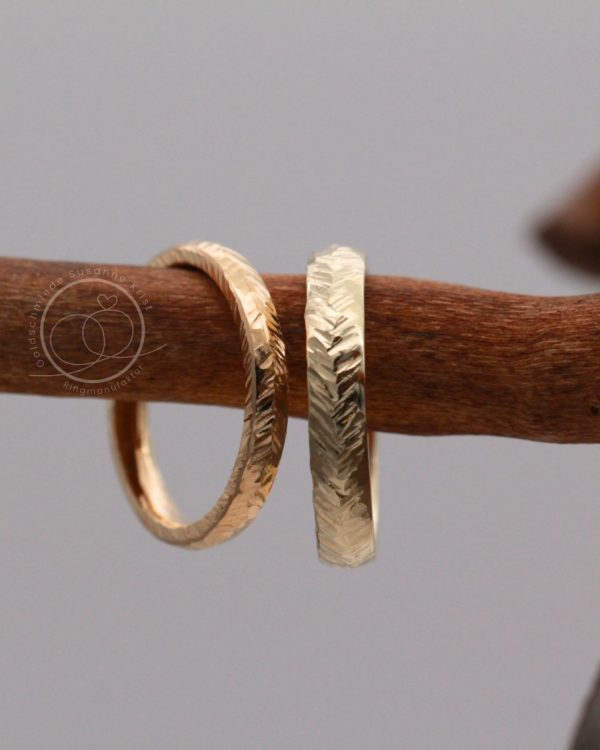 Ringe mit Federmuster mit Kerben namens Blattwerk