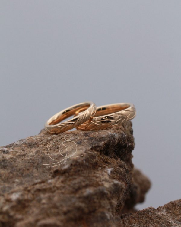 Ringe mit Holzmuster in Gold