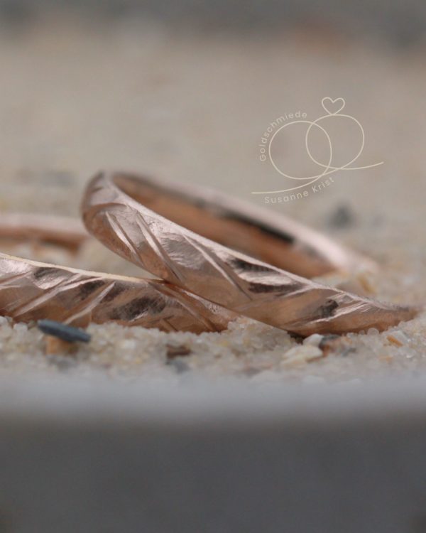 Ringe mit starkem Muster und Struktur aus Haselnussgold