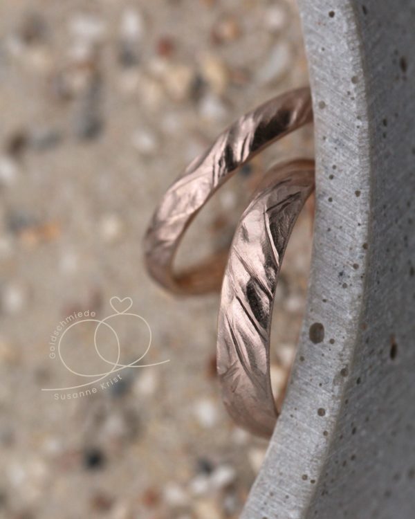 Ringe mit starker Struktur aus Haselnussgold Geheime Bucht