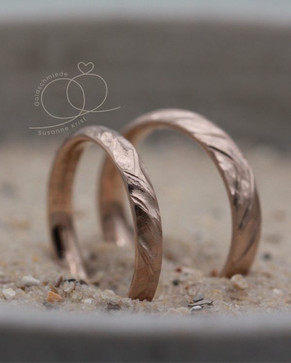 Ringe starke Struktur aus Haselnussgold namens Geheime Bucht