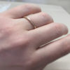 Rotgoldring bzw. Verlobungsring mit Baumrindemuster an der Hand Irides