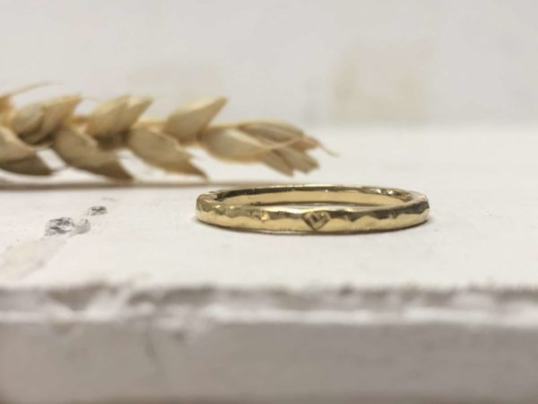 Schmaler gehämmerter Ring aus Gold mit Herz Aridene