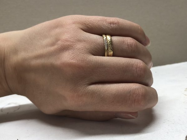 Schmaler Hammerschlag Ring mit 5 Steinchen kombiniert zum Ehering Fasetti 1