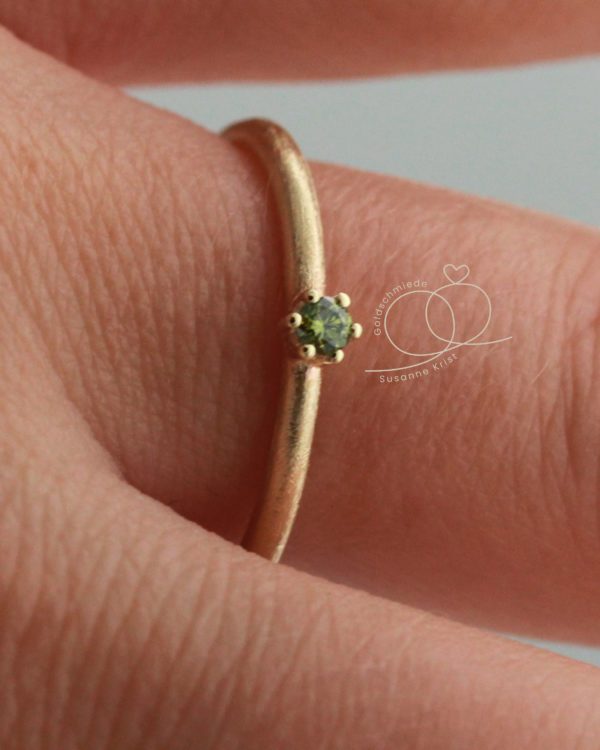 Schmaler Ring grüner Stein Fini Olivi vom Goldschmied
