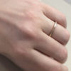 Schmaler Verlobungsring mit Baummuster Irides an der Hand