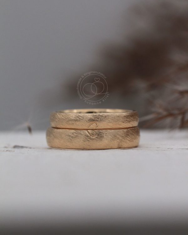 Schöne und schlichte Herz Trauringe Zweisam