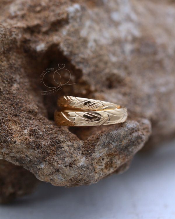 Trauringe mit Holzmuster Baumtraum in Gold