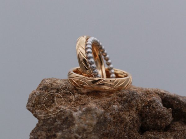 Trauringe mit Holzmuster Baumtraum Gold und Kugelring