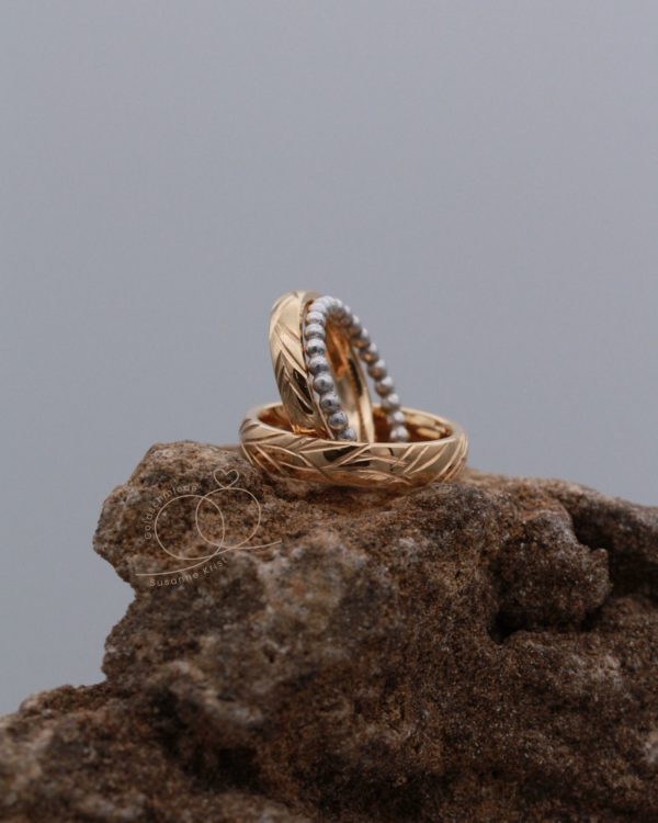 Trauringe mit Holzmuster Baumtraum Gold und Kugelring