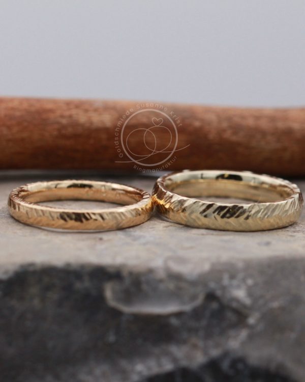 Trauringe Rosegold und Gold florales Muster namens Federblatt