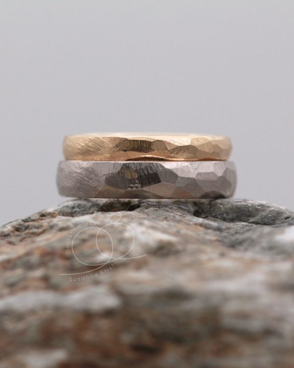 Unterschiedliche Trauringe Gelbgold Weissgold mit Hammerschlag Wanderlust