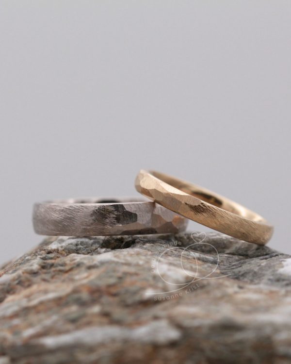 Unterschiedliche Trauringe Hammerschlag schlicht Gold Weissgold