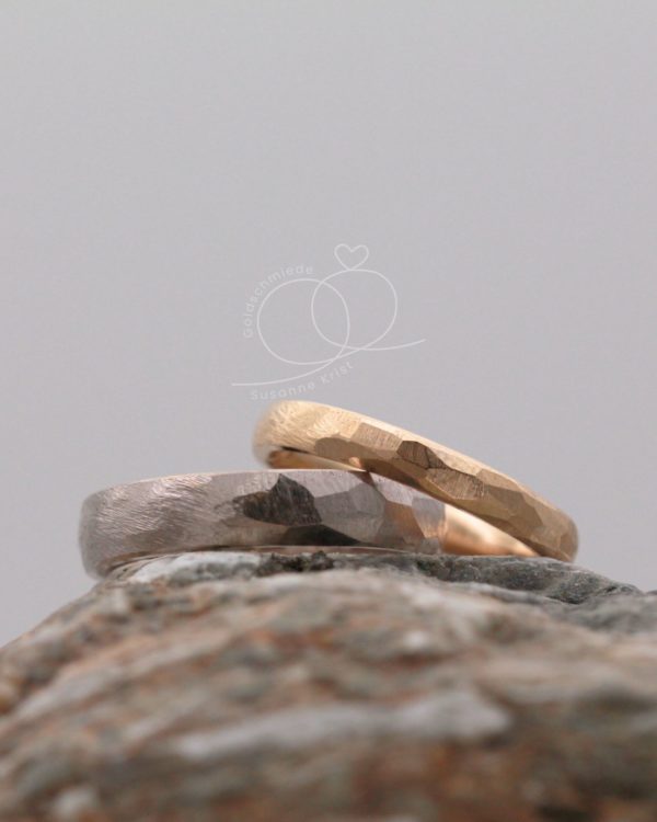 Unterschiedliche Trauringe mit Hammerschlag, Modell Wanderlust