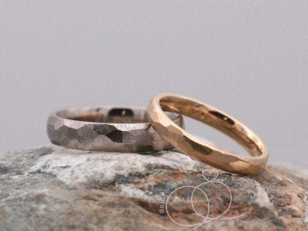 Unterschiedliche Trauringe mit Hammerschlag weiss gelb, Modell Wanderlust