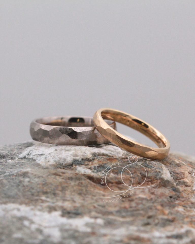 Homepage 2 Unterschiedliche Trauringe mit Hammerschlag weiss gelb, Modell Wanderlust