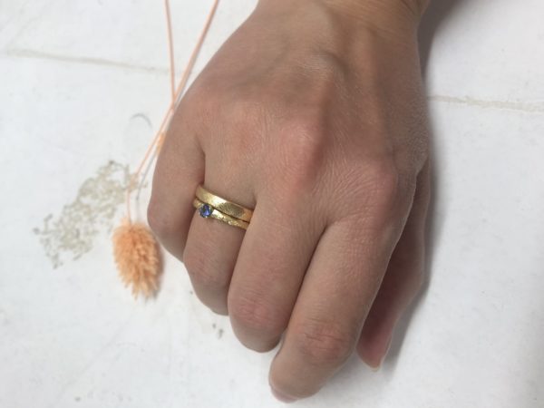 Verlobungring mit Safir als Vorsteckring zum Ehering getragen Esafira