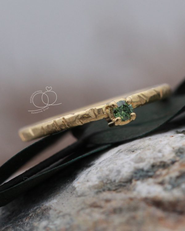 Verlobungsring mit Naturoptik und grünem Diamant Lignessi