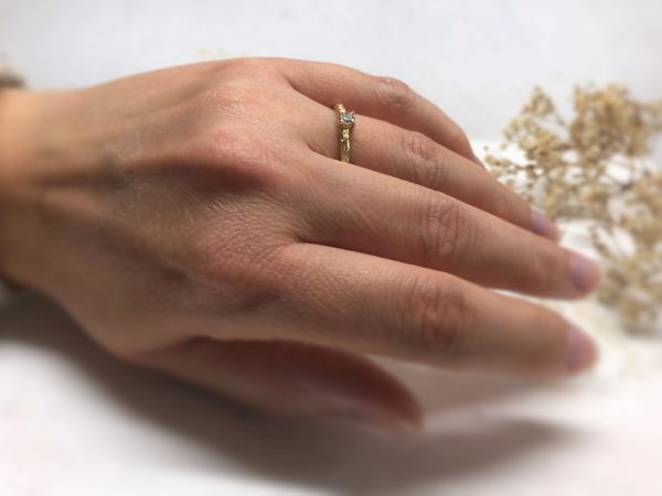 Verlobungsring mit Saltnpepperdiamant Salta an der Hand