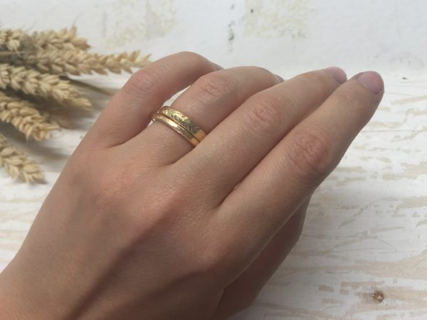 Vorsteckring bzw. Verlobungsring aus Rosegold ohne Stein Areni 1 am Ehering getragen