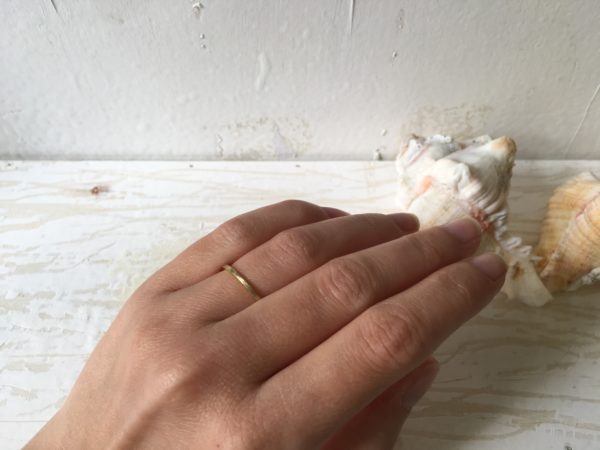 kleiner dünner ring aus gold an der hand
